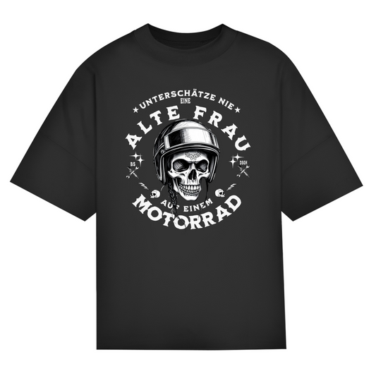 UNTERSCHÄTZE NIE EINE ALTE FRAU AUF EINEM MOTORRAD! - Oversized Biker Shirt für Frauen