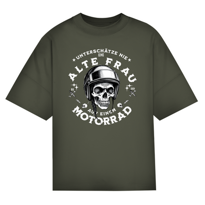 UNTERSCHÄTZE NIE EINE ALTE FRAU AUF EINEM MOTORRAD! - Oversized Biker Shirt für Frauen