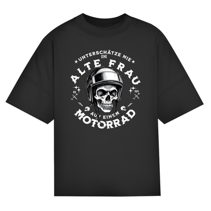 UNTERSCHÄTZE NIE EINE ALTE FRAU AUF EINEM MOTORRAD! - Oversized Biker Shirt für Frauen