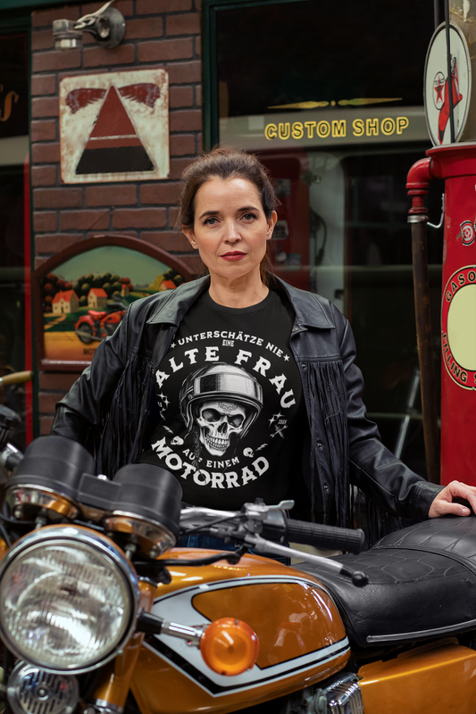 UNTERSCHÄTZE NIE EINE ALTE FRAU AUF EINEM MOTORRAD! - Oversized Biker Shirt für Frauen